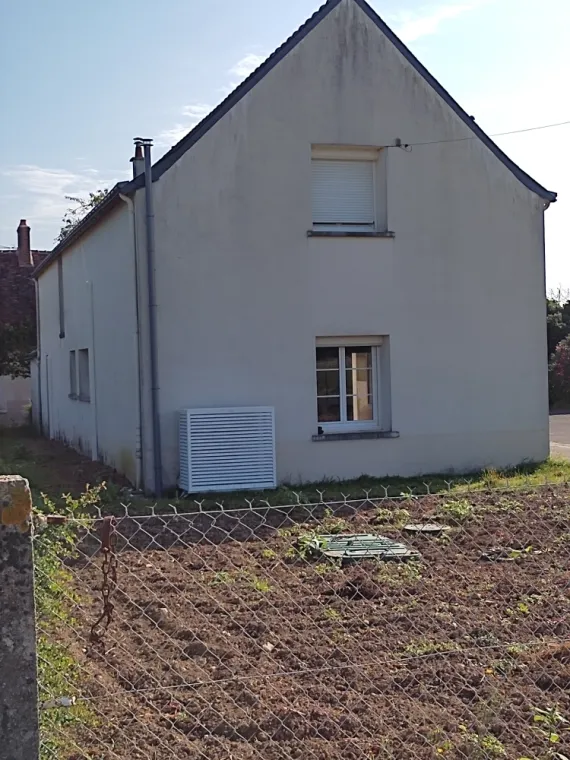 Maison Rouziers-de-Touraine avec cache clim conçu pour protéger et dissimuler l'unité extérieure d'une climatisation ou d'une pompe à chaleur. Fabriqué en matériaux résistants comme l'aluminium, le bois ou le PVC, un cache clim est aussi conçu pour garantir une ventilation optimale, assurant ainsi le bon fonctionnement de l'équipement tout en réduisant le bruit.