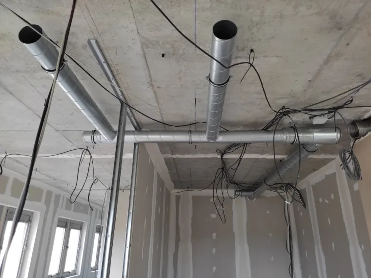 Installation de gaine rigide de ventilation, diamètre 160, à la ville aux dames