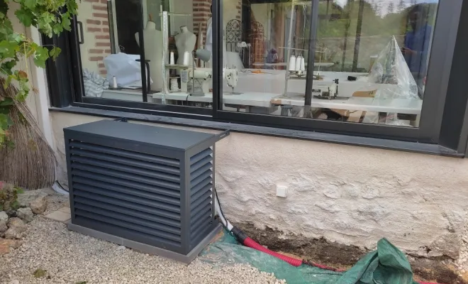 Unité extérieure pompe à chaleur avec cache climatisation,  Joué-lès-Tours, GREEN THERMIQUEdécoclim 